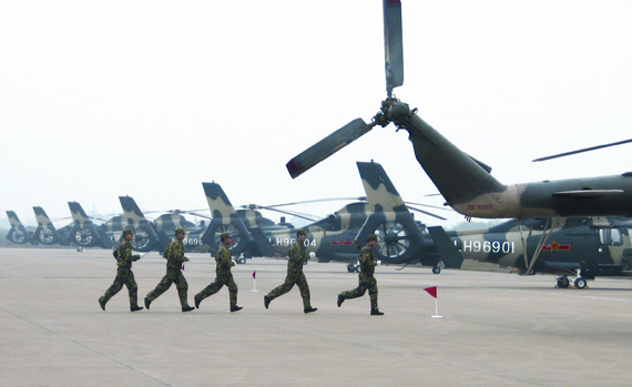 中國首次公開陸航部隊規模 裝備近500架直升機
