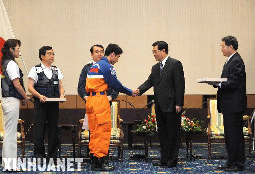  7月8日，國家主席胡錦濤在日本北海道首府札幌會見曾赴中國四川地震災區參與救援的日本國際救援隊和國際醫療隊代表。 新華社發