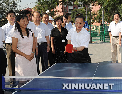 这是温家宝在丰台区大井社区和群众打乒乓球。 新华社记者黄敬文摄 