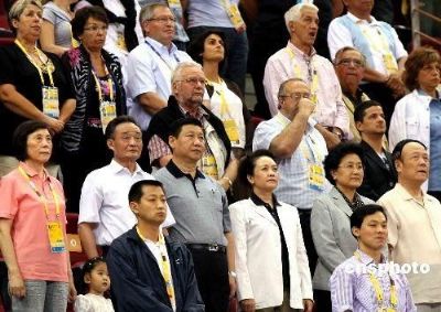 温家宝在五棵松篮球馆观看中国男篮与希腊比赛
