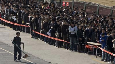上海大学生凌晨排队求职 愿意接受零工资-招