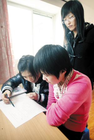 大学生义工为天津首位农民工劳模的女儿做家教
