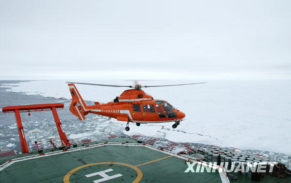 “直九”直升機在南極考察時執行飛行任務（資料照片）。