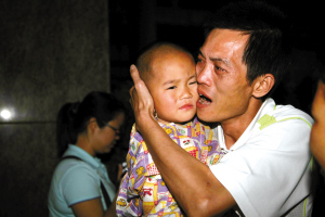 警方解救並送回被拐賣的孩子時，父子相擁痛哭失聲 （資料圖片，尹安學攝）