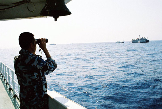 資料圖：今年3月份，中國船隻與美國海軍“無瑕”號事監測船在南海對峙