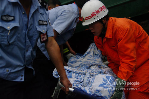 柳州消防官兵和公安人員正在搶救受傷的旅客。（張翼攝影報道）
