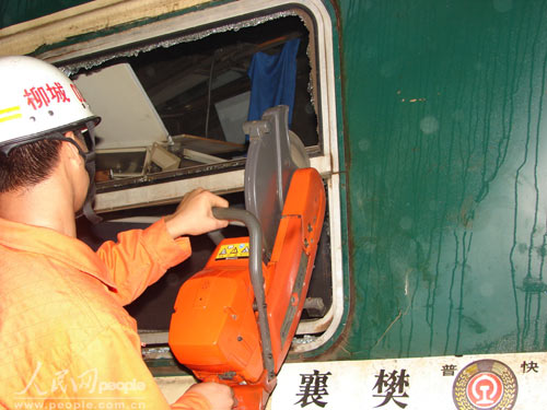 柳州消防官兵正在對脫軌列車的車廂進行切割。（葉建雄攝影報道）
            