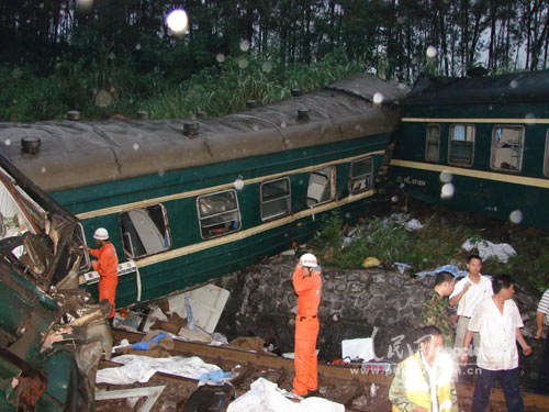 在列車脫軌事故現場，救援人員正在緊張施救。（葉建雄攝影報道）
            