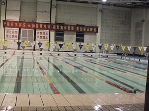 游泳馆员工失误28泳客氯气中毒 南京体育局道