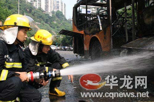 重慶公交燃燒致7人受傷初步判斷系自燃(組圖)