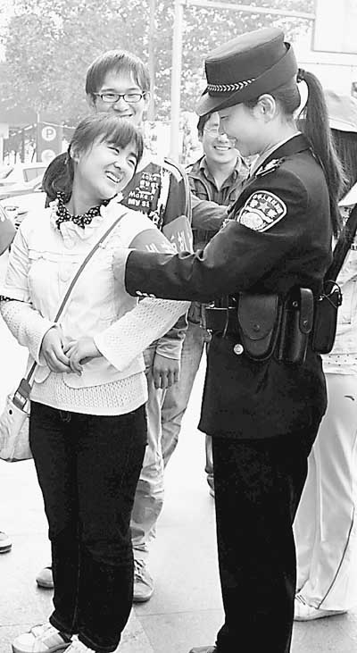 郑州警方组织志愿者巡防 2000大学生戴红箍反