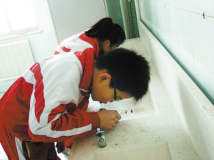 天津塘沽学生喝上直饮水 明年将普及中小学-塘沽
