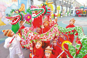 天津:幼儿园娃娃舞龙队 玩转传统民俗文化(图)