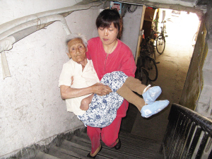 彭山里有个孝顺媳妇 精心照顾瘫痪婆婆十多年