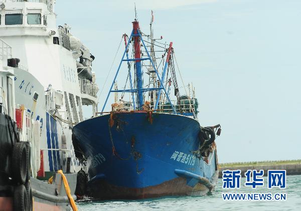 被扣中国渔船现状被曝光 船员站在甲板上(组图