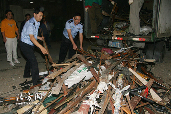 天津市公安机关集中销毁一批枪支管制刀具-管