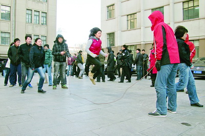 积极开展冬季体育锻炼 市公安局举办跳绳比赛