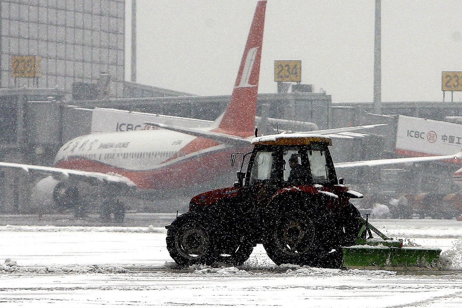 全国7城市机场航班延误 11省市近百条道路受阻