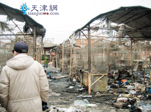 塘沽广州道花鸟鱼虫市场内的服装摊位发生火灾