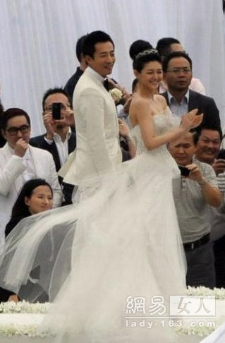 <em>大s</em>婚礼造型似公主 赫本盘发做气场<em>新娘</em>-<em>大s</em>-北