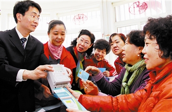 天津:供电公司工作人员走进社区 为市民讲解智