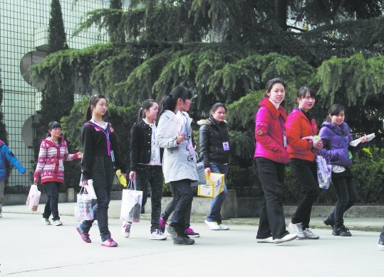 四川隆昌幼师学校防学生带零食 要求用透明袋