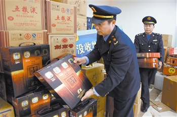 天津市东丽区工商局执法人员端掉一制贩假酒窝