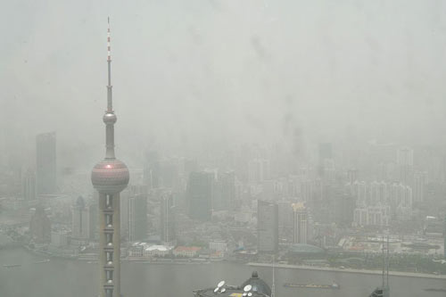 上海空气质量持续30小时重污染 专家提醒少开