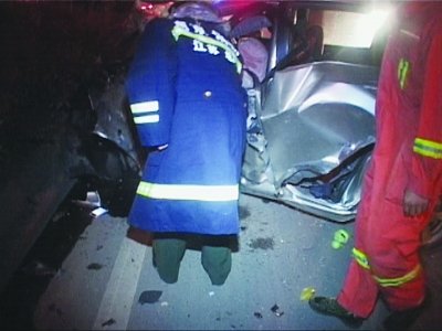 南京江宁3轿车连环撞2死1伤 事故原因在调查-