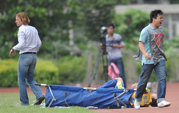 松江联赛遭遇担架摔人 天热手滑成中国足球尴