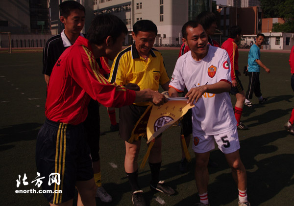 天津第一中学与新华中学举办教工足球比赛-天