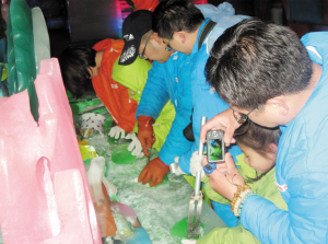 天津:六一儿童节 孩子学做冰雕打水仗(图)-六一