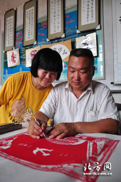 北辰区双口镇村民创作刻纸作品向党的生日献礼