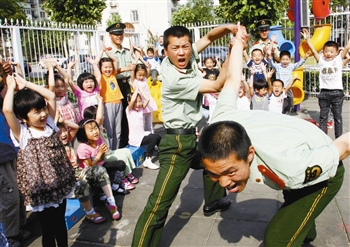 河东区上杭路街道社区孩子们观看武警格斗表演