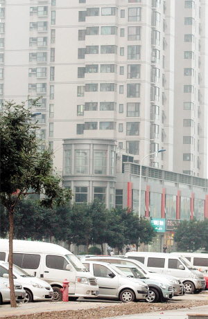 天津:居民小区停车真是乱 让人纠结到底怎么办