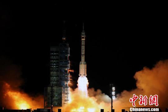 中國成功發射“神舟八號”飛船（圖）