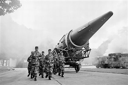 图为该营携弹出征。刘义虎摄