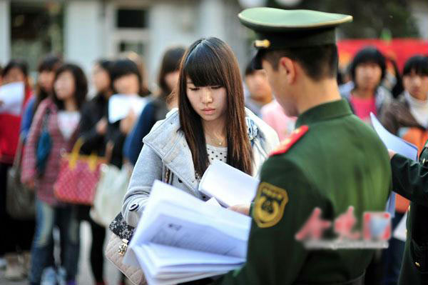 津市68名女青年接受女兵初检 查身高测视力-征兵|体检