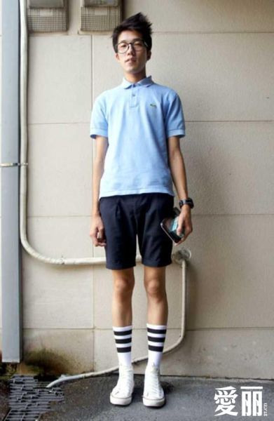 找回曾经的青春动感 足球袜风靡街头-袜子,短裙
