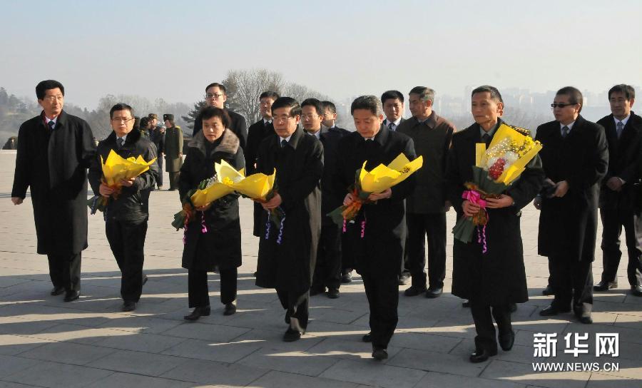 12月20日，在朝鮮首都平壤，中國駐朝鮮大使劉洪才（前右三）及使館外交官來到萬壽臺金日成銅像前獻花，弔唁17日逝世的朝鮮最高領導人金正日。新華社記者趙展攝
