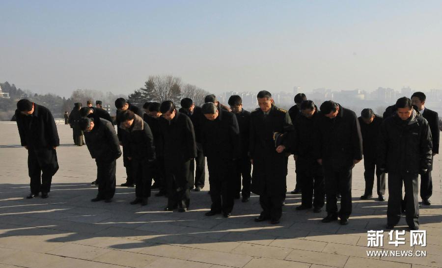 12月20日，在朝鮮首都平壤，中國駐朝鮮大使劉洪才（前右三）及使館外交官來到萬壽臺金日成銅像前獻花，弔唁17日逝世的朝鮮最高領導人金正日。新華社記者趙展攝