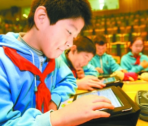 北京一小学用平板电脑上品德课 专家称太奢侈