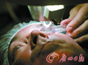图为一名美国男子接受激光视力矫正手术。（资料图片）