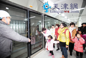 天津地铁3号线吴家窑站迎来小客人提前参观-坐