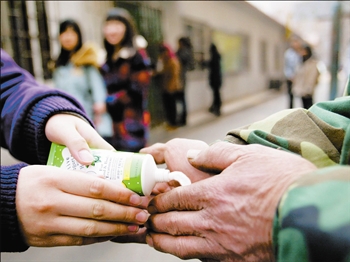 天津医大志愿者:为外来工购买护手霜和手套-志