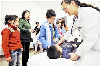 天津医大总医院健康管理中心开展学雷锋活动-