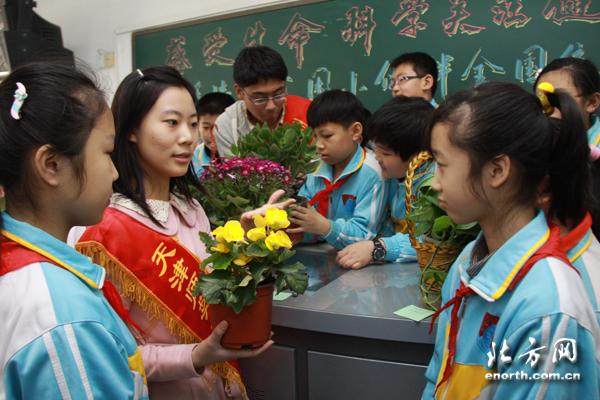天津和平区新兴南里社区组织送植物到学校活动