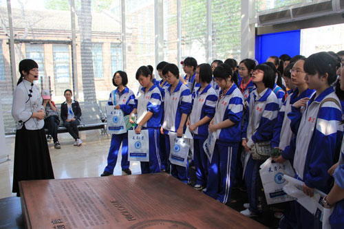 新华中学的学生集体参观天津大学校史博物馆
