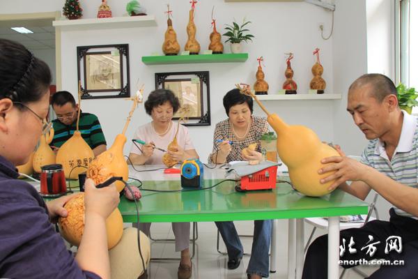天津和平区残联创办爱心工厂 葫芦烫画网上销