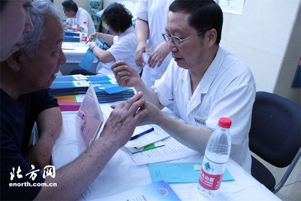 天津医大二院为皮肤病患者开展大型义诊活动-
